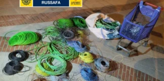 Cables de cobre robados y carro de supermercado en la calle Alicante