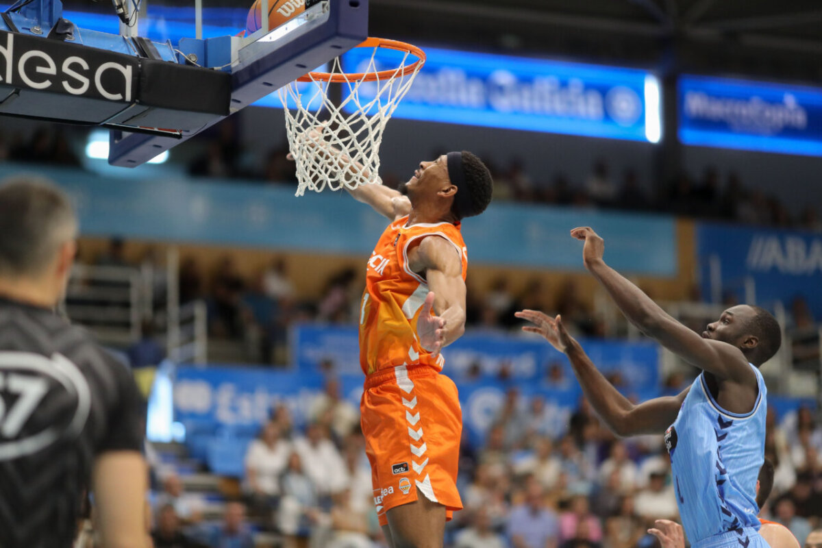Jugador de Valencia Basket realizando un mate durante el partido en Lugo