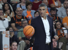 Rubén Burgos en un partido de baloncesto con un balón en la mano
