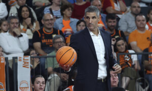 Rubén Burgos en un partido de baloncesto con un balón en la mano