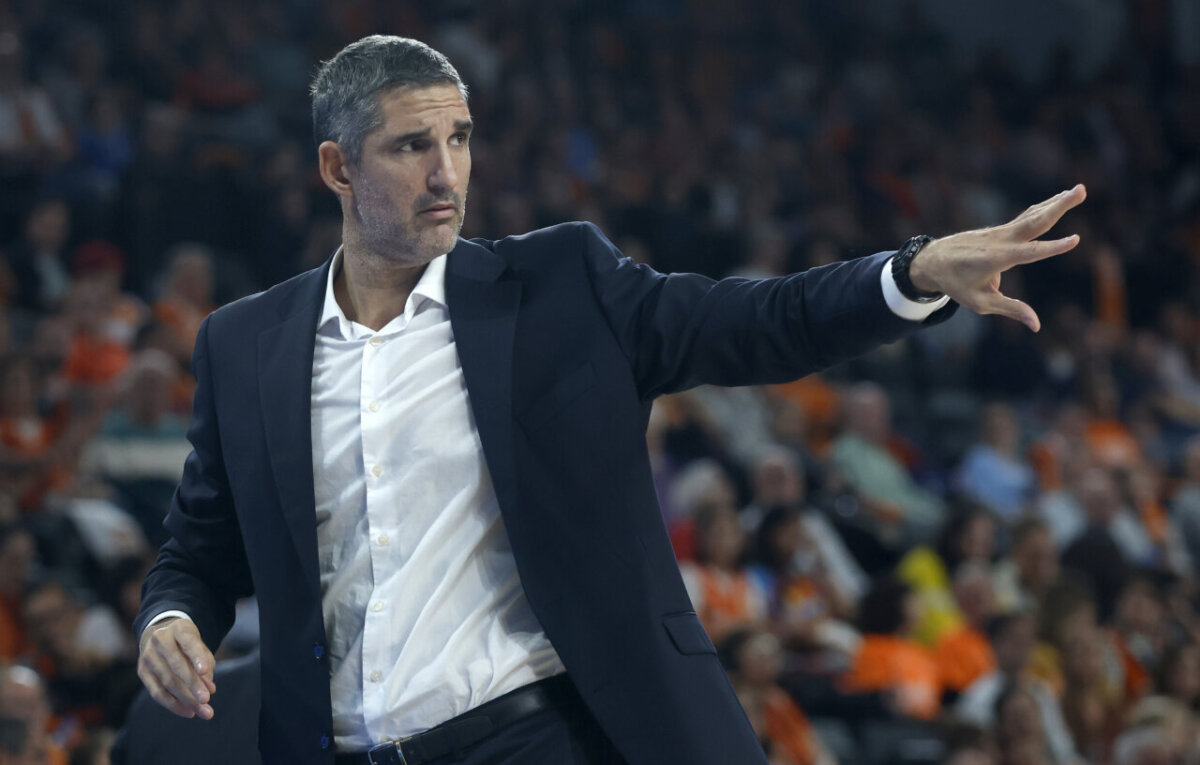 Entrenador Rubén Burgos dirigiendo al Valencia Basket durante un partido