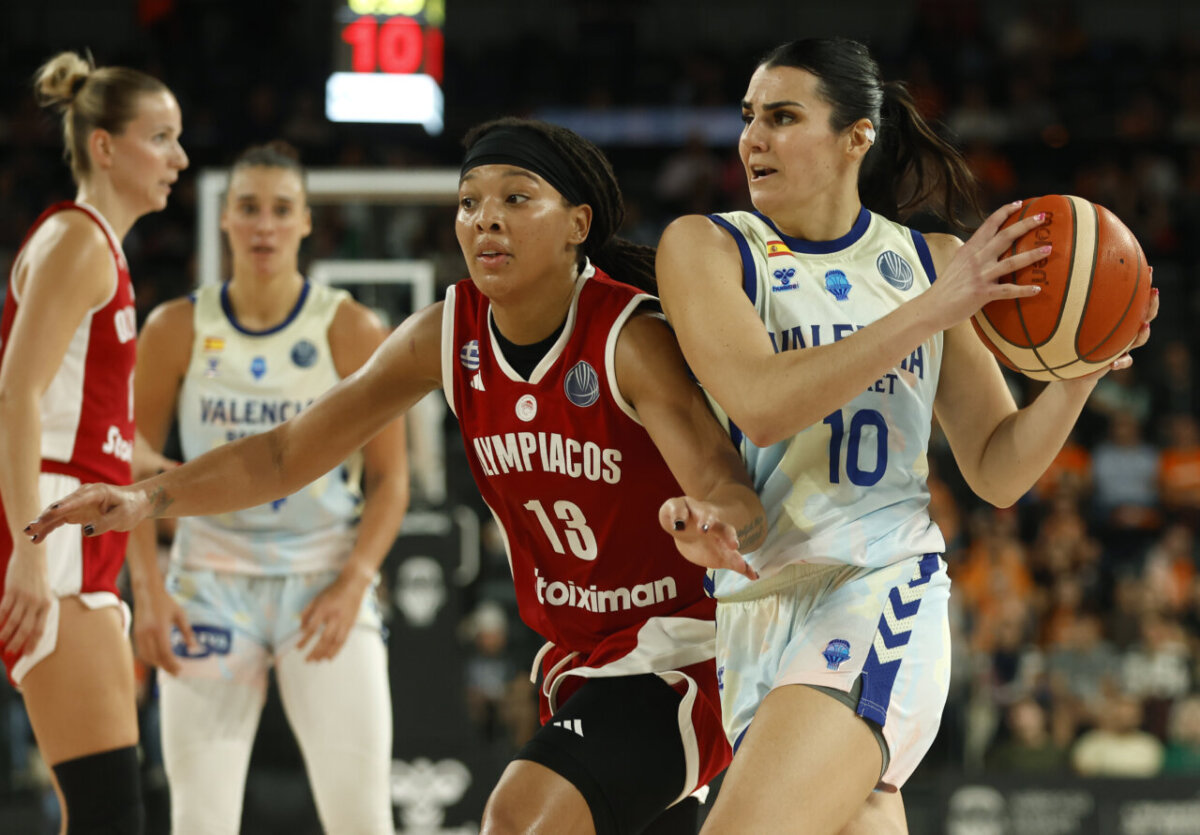 Entrenador Rubén Burgos dirigiendo al equipo de Valencia Basket en partido contra Olympiacos.