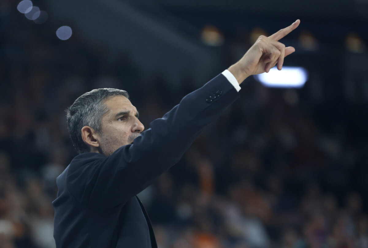 Entrenador Rubén Burgos dirigiendo al equipo durante un partido de baloncesto.