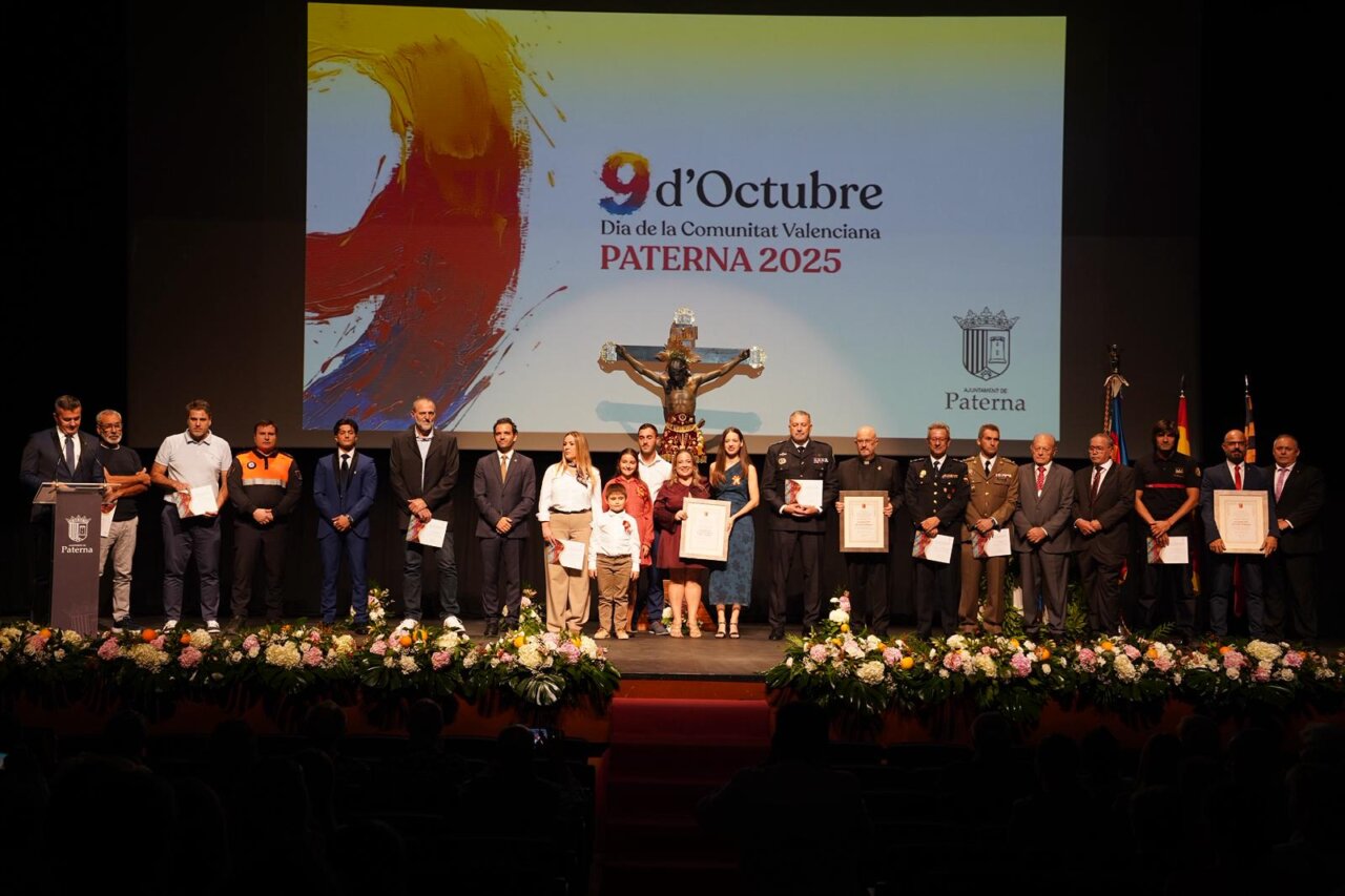 Sagredo junto a los galardonados durante el acto de entrega de las Insignias de Oro Vila de Paterna 2025. Sagredo junto a los galardonados durante el acto de entrega de las Insignias de Oro Vila de Paterna 2025.