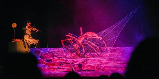 Escena de la obra de teatro Un hilo me liga a vos con actores y marionetas.