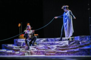 Representación teatral sobre mitos griegos en Sala L'Horta.