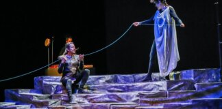 Representación teatral sobre mitos griegos en Sala L'Horta.