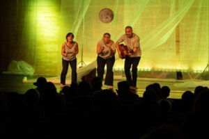 Actores en escena durante la presentación de Dadadoo en Sala L'Horta