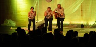 Actores en escena durante la presentación de Dadadoo en Sala L'Horta