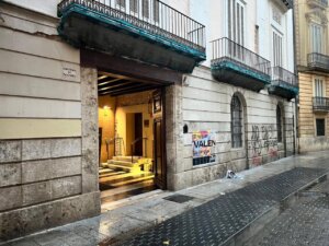 Entrada de la sede de Lo Rat Penat con pintadas visibles