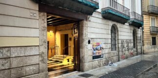 Entrada de la sede de Lo Rat Penat con pintadas visibles