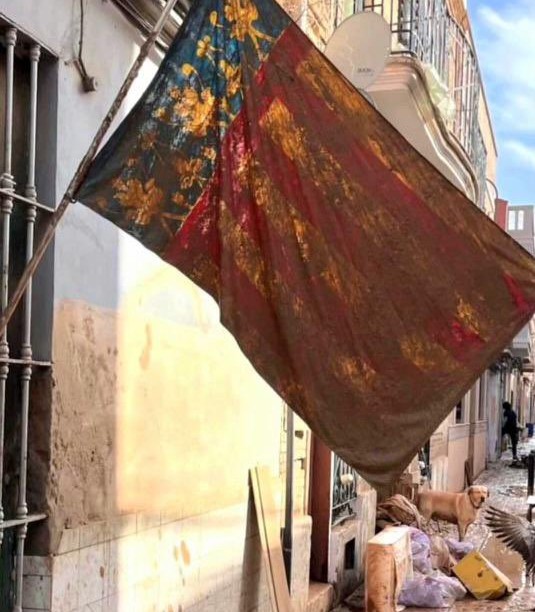 La Senyera, bandera de Valencia, ondeando en una calle de Catarroja