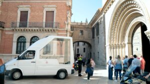 Vehículo especial para transportar la Real Senyera en València