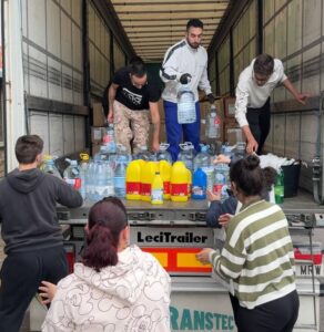 Voluntarios organizando ayuda humanitaria tras la DANA en Albalat dels Sorells