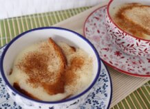 Sopa de Alcàsser servida en tazas decorativas con canela.
