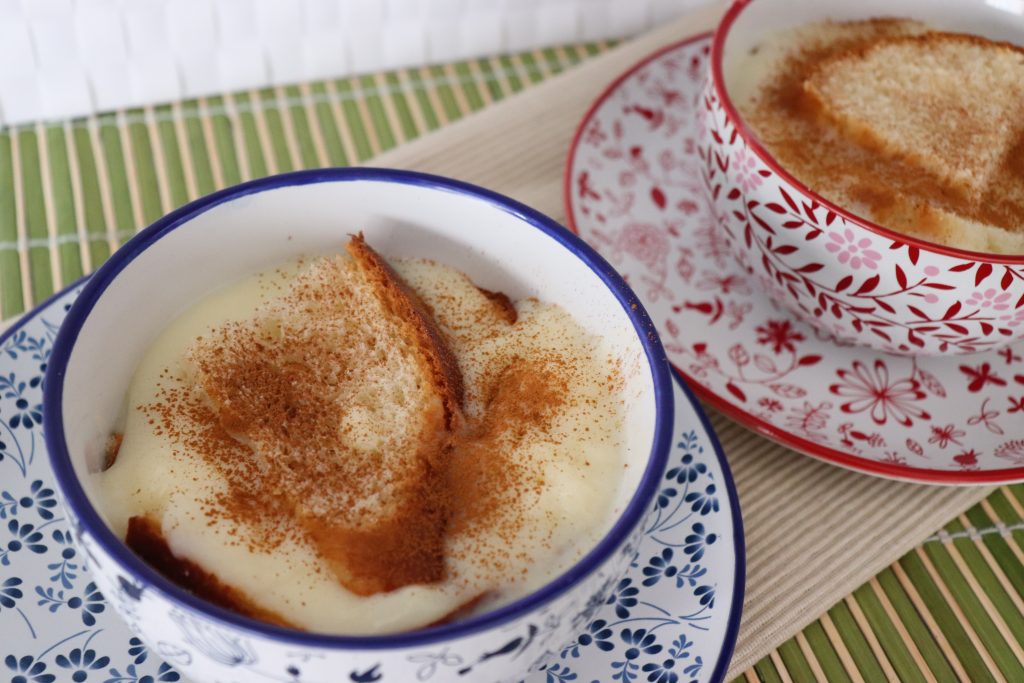 Sopa de Alcàsser servida en tazas decorativas con canela.