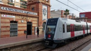 Tren de Metrovalencia en la estación Campamento de Paterna