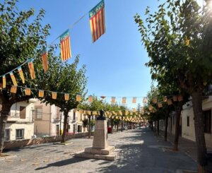 Calle decorada con banderas en Godella durante el 9 d'Octubre