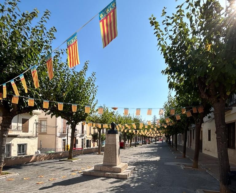 Calle decorada con banderas en Godella durante el 9 d'Octubre