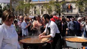 Chef preparando arroz en la plaza del Ayuntamiento de Valencia durante el TastArròs
