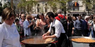 Chef preparando arroz en la plaza del Ayuntamiento de Valencia durante el TastArròs