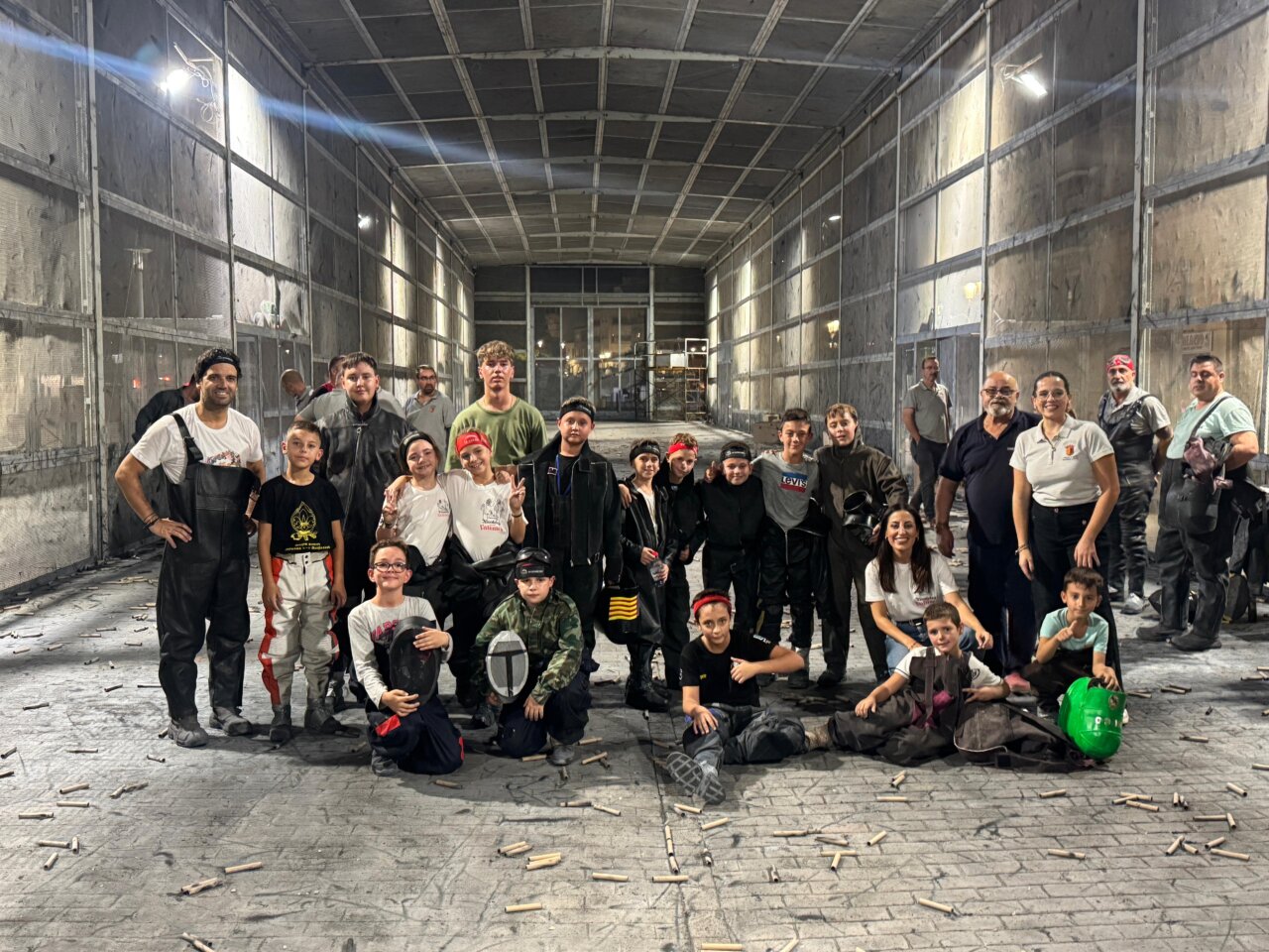 Grupo de niños y jóvenes en la tirada Querubín en Paterna