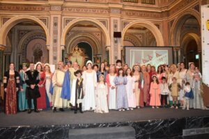 Grupo de personas vestidas con trajes tradicionales en el evento Tirant de Lletra