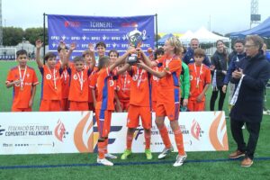 Niños celebrando un torneo de fútbol en Massanassa