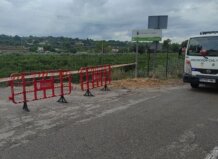 Torrent suspende actividades y cierra instalaciones municipales ante la alerta naranja por lluvias Camión de Protección Civil en carretera con señal de advertencia en Torrent