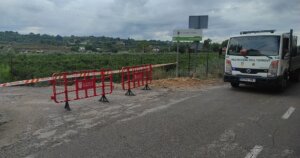 Camión de Protección Civil en carretera con señal de advertencia en Torrent