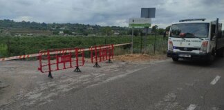 Torrent suspende actividades y cierra instalaciones municipales ante la alerta naranja por lluvias Camión de Protección Civil en carretera con señal de advertencia en Torrent