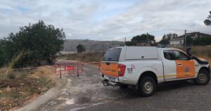 Vehículo de Protección Civil en Torrent señalizando pasos inundables