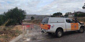 Vehículo de Protección Civil en Torrent señalizando pasos inundables