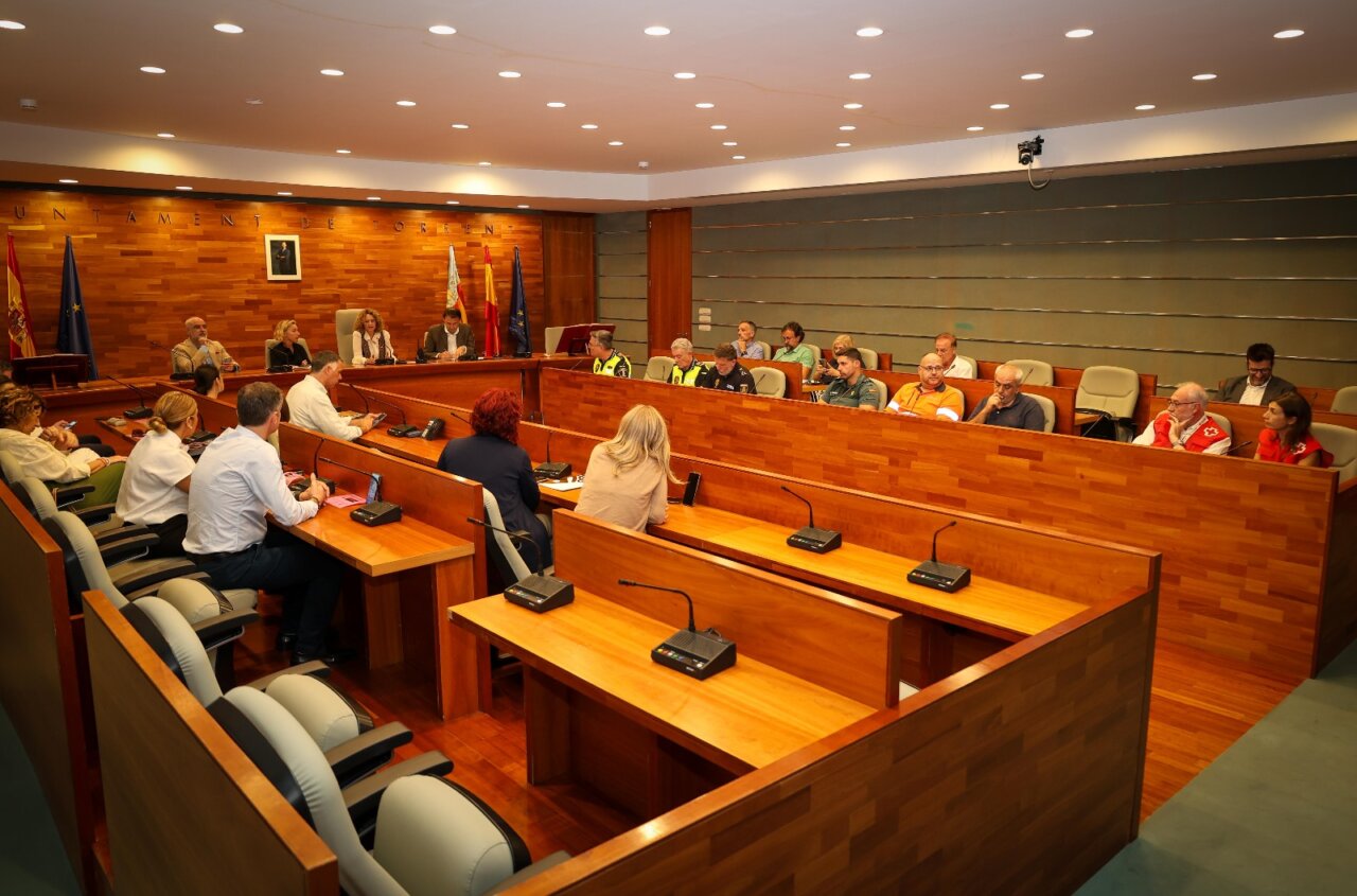 Reunión del CECOPAL en el Ayuntamiento de Torrent con varios participantes