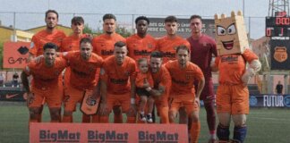 Equipo de fútbol Torrent CF posando antes del partido