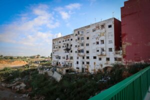 Edificios deteriorados en Torrent tras la tormenta Dana