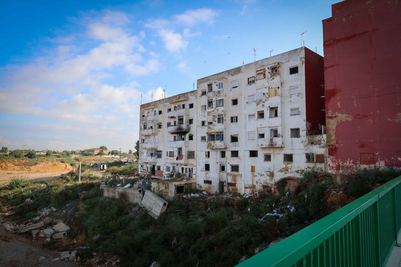 Edificios deteriorados en Torrent tras la tormenta Dana