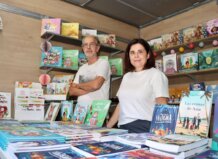 Torrent inicia la 52ª Fira del Llibre con actividades literarias y un ambiente festivo Autores en un stand de libros en la feria del libro de Torrent