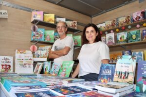 Autores en un stand de libros en la feria del libro de Torrent