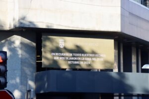 Cartel en el Ayuntamiento de Torrent recordando a las víctimas de la DANA