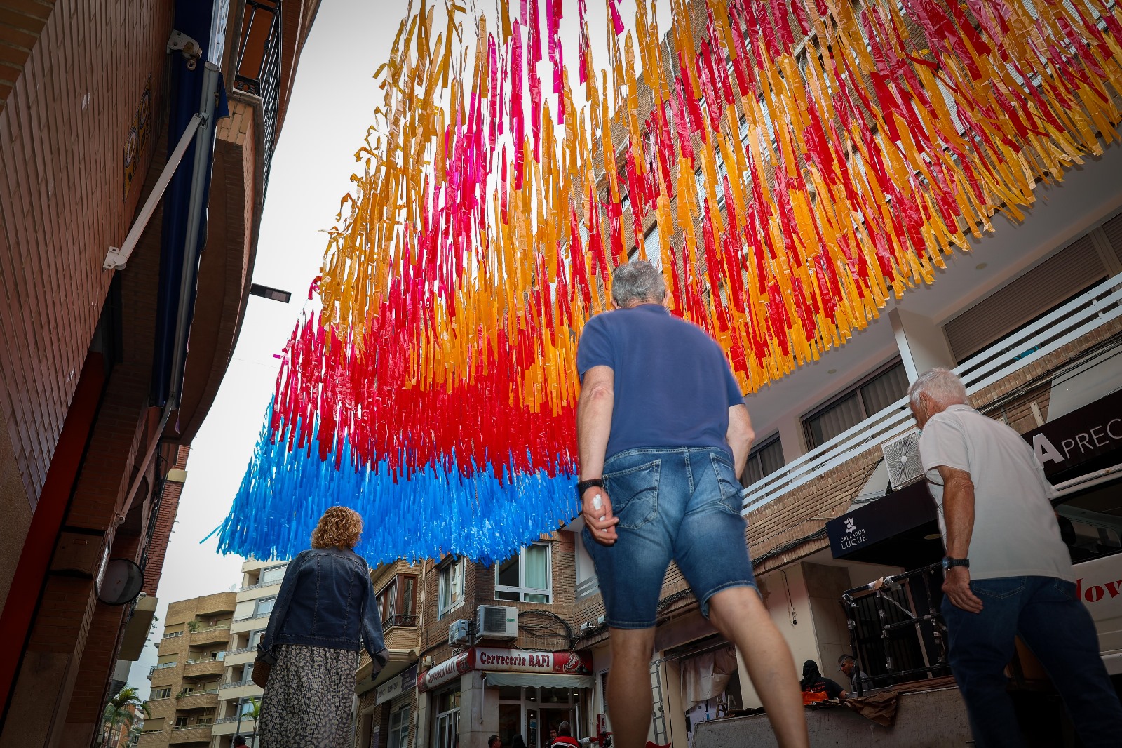 Decoración de llaços en el carrer Sagra para el 9 d'Octubre en Torrent