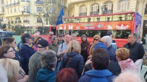 Grupo de turistas en el centro de València durante una visita guiada