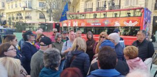 Grupo de turistas en el centro de València durante una visita guiada