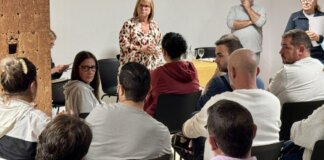 Reunión de afectados por la DANA en Picassent con asistentes atentos.