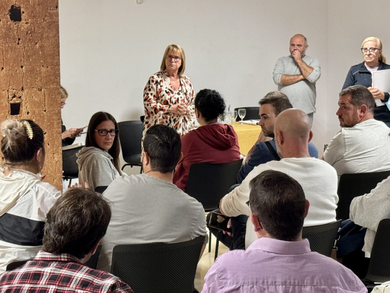 Reunión de afectados por la DANA en Picassent con asistentes atentos.