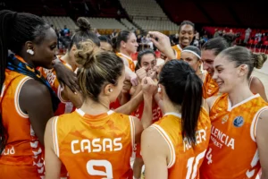 Jugadoras del Valencia Basket en un momento de equipo antes del partido