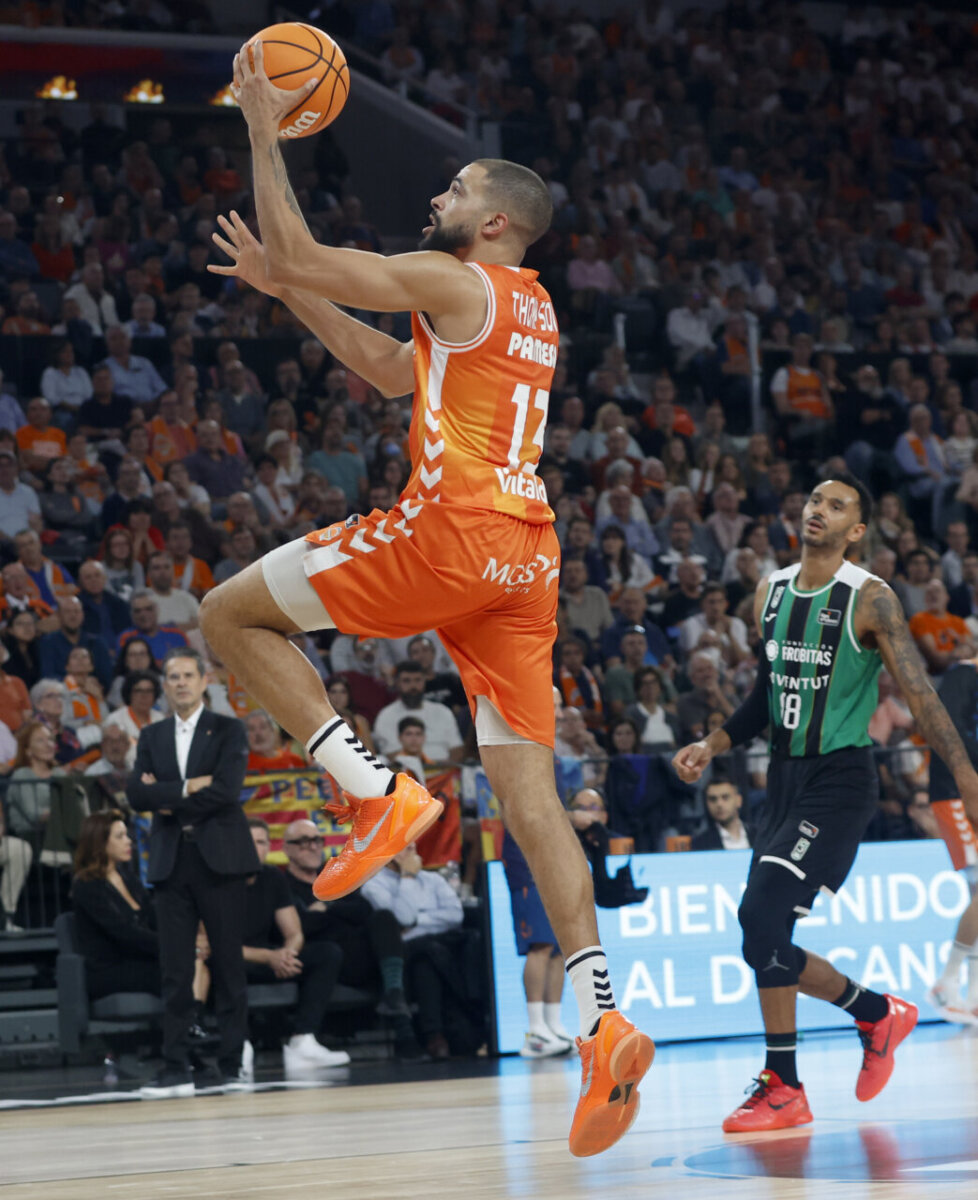 Jugador de Valencia Basket lanzando a canasta durante un partido