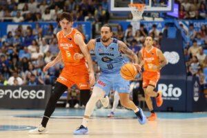 Jugadores de Valencia Basket compiten en un partido contra Río Breogán
