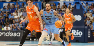 Jugadores de Valencia Basket compiten en un partido contra Río Breogán