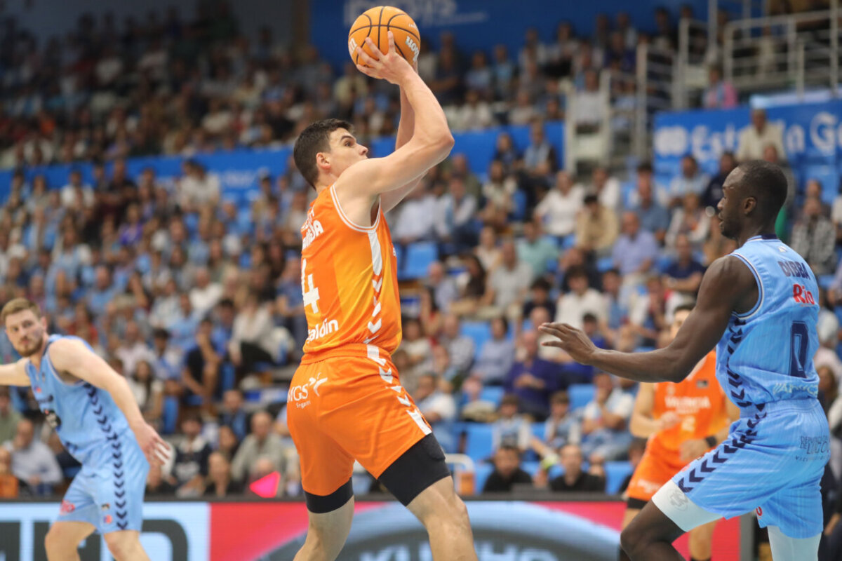 Jugador de Valencia Basket lanzando a canasta en un partido